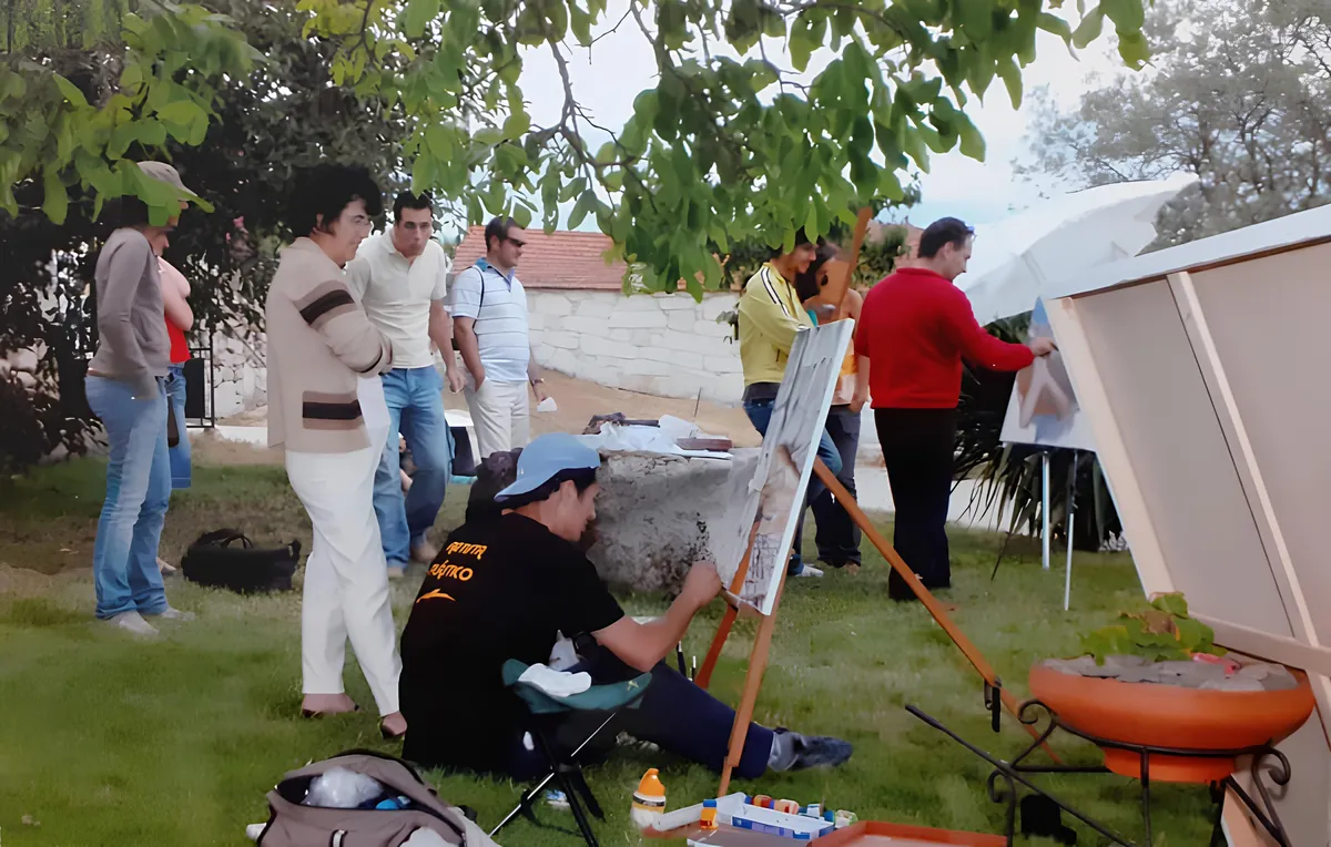 Pintura ao vivo ao ar livre, com público à volta