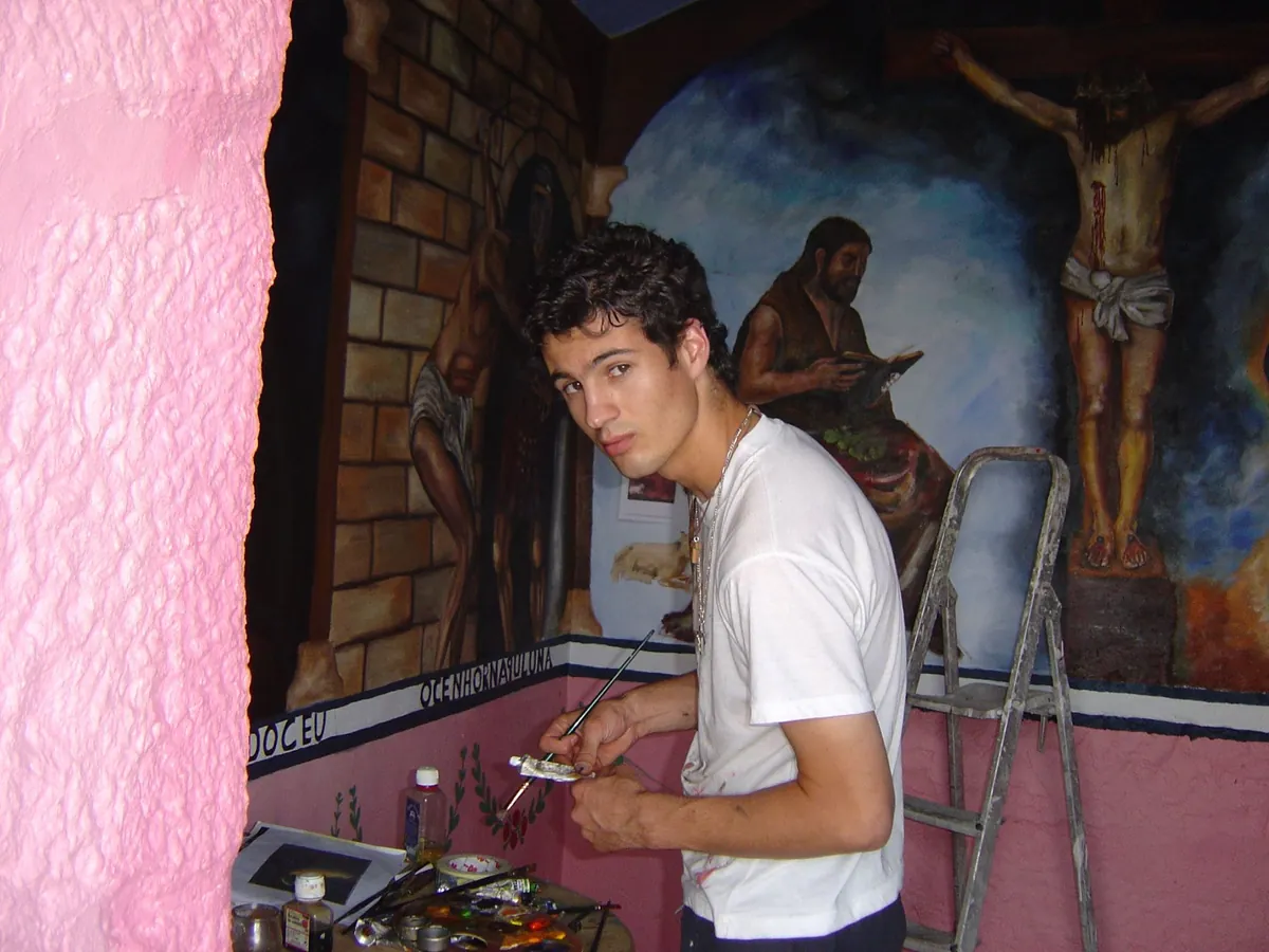 Nuno Duque a pintar um mural numa capela