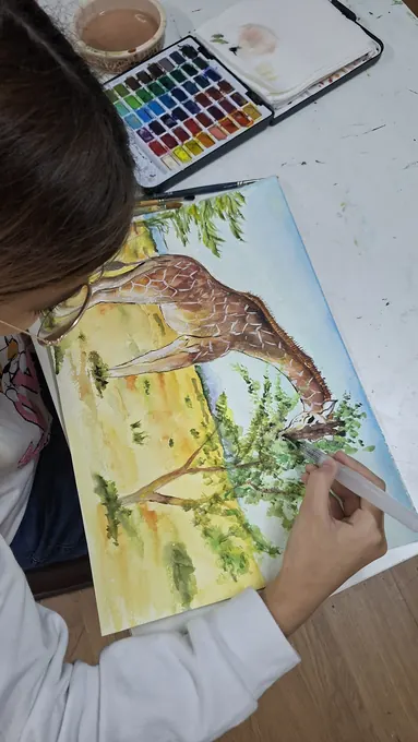 Aluna a pintar uma paisagem a aguarela