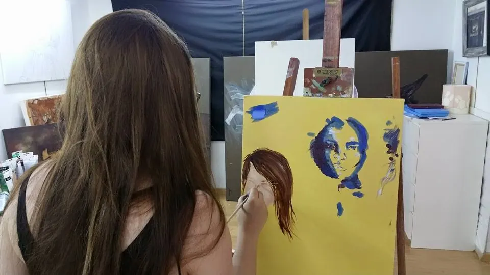 Aluna a pintar um retrato ao cavalete