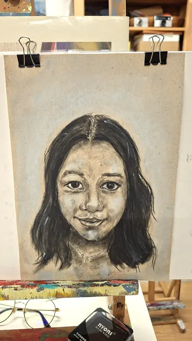 Retrato a carvão terminado numa aula