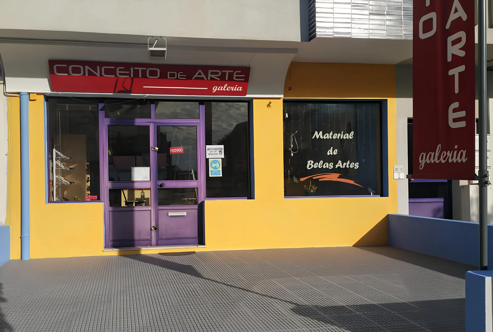 A fachada da Conceito de Arte, em Chaves