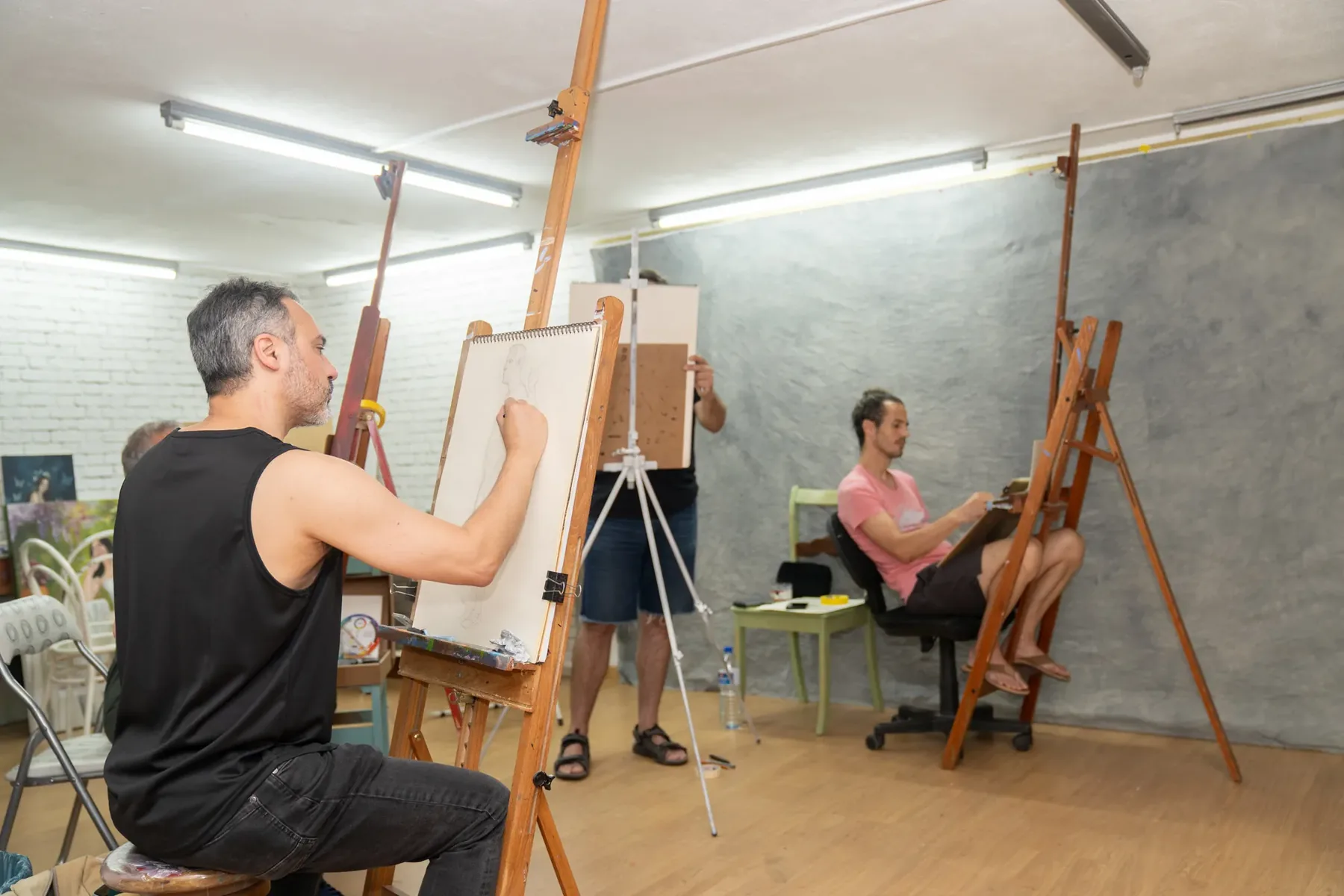 Sessão de desenho com modelo ao vivo no atelier em Chaves
