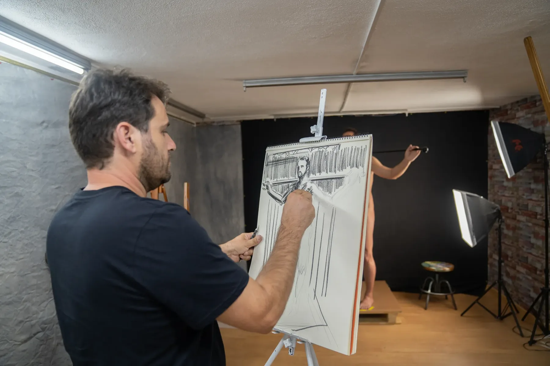 Desenho de anatomia realizado numa sessão de modelo ao vivo