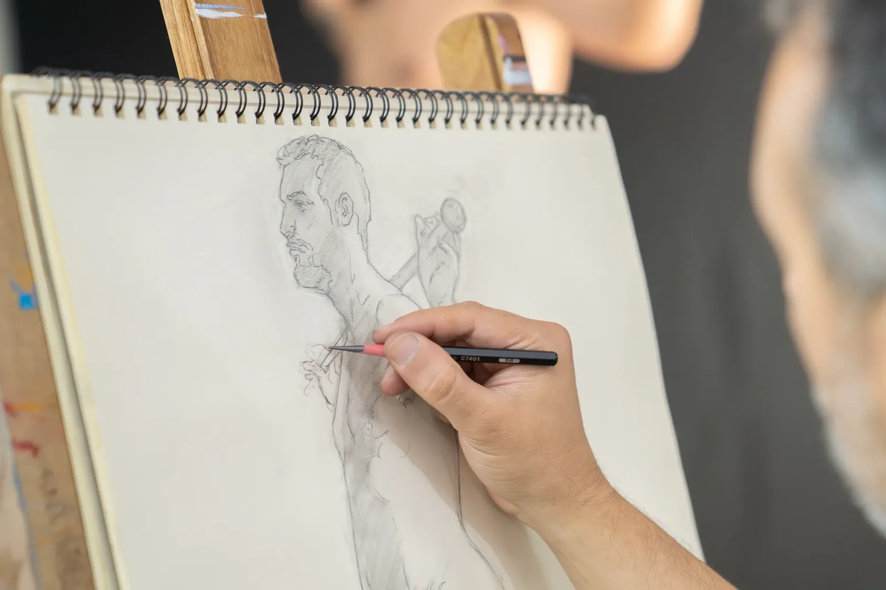 Cavaletes montados para uma sessão de desenho com modelo ao vivo