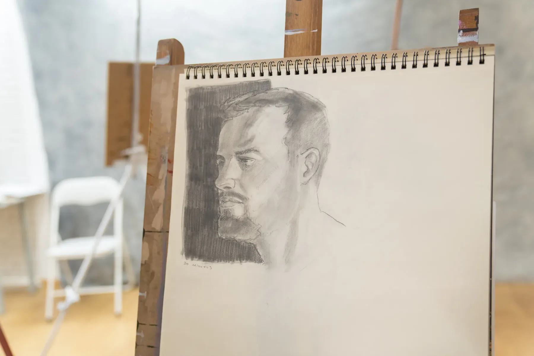 Retrato a carvão desenhado durante uma sessão de modelo ao vivo