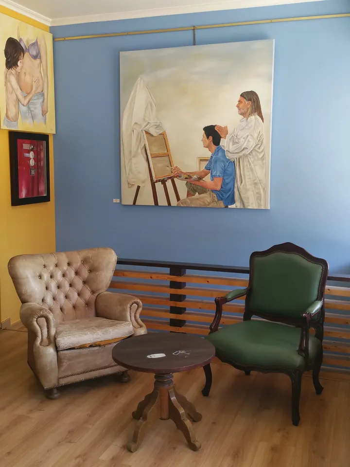 A galeria da Conceito de Arte, com uma pintura de Nuno Duque na parede